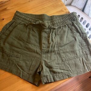 Linen high-waisted shorts